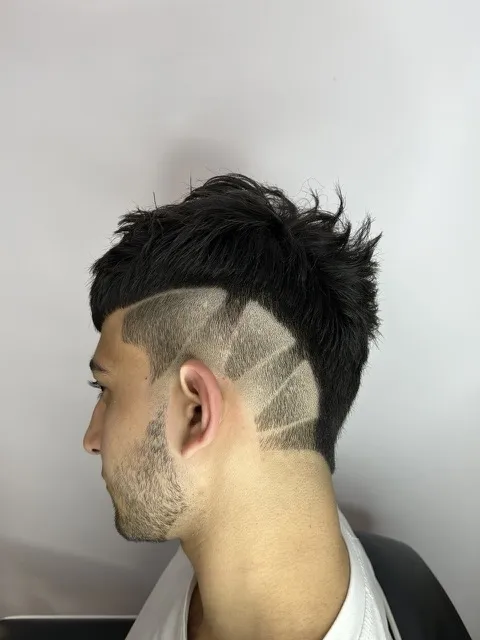 Креативный hair design — узоры на виске